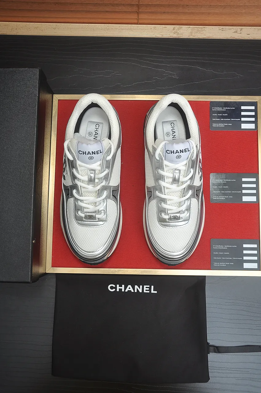 Men's shoes 💰600💶【CHANEL】(Chanel couple's model)👩‍❤️‍💋‍👨The latest all-season shoes🔥🔥The ultimate derivative model. Not only are you more fashionable on your feet, but wearing flat shoes can also lengthen your overall body shape ~ "Features" The simple upper is paired with conspicuous small fragrant cloth strips, which is fashionable and high-end. 💕💕Selected Chanel fabric for the upper, comfortable and soft fabric lining available in 5 colors 🐎Size: (women's 35-39, customized 40. Men's 38-44, customized 45)